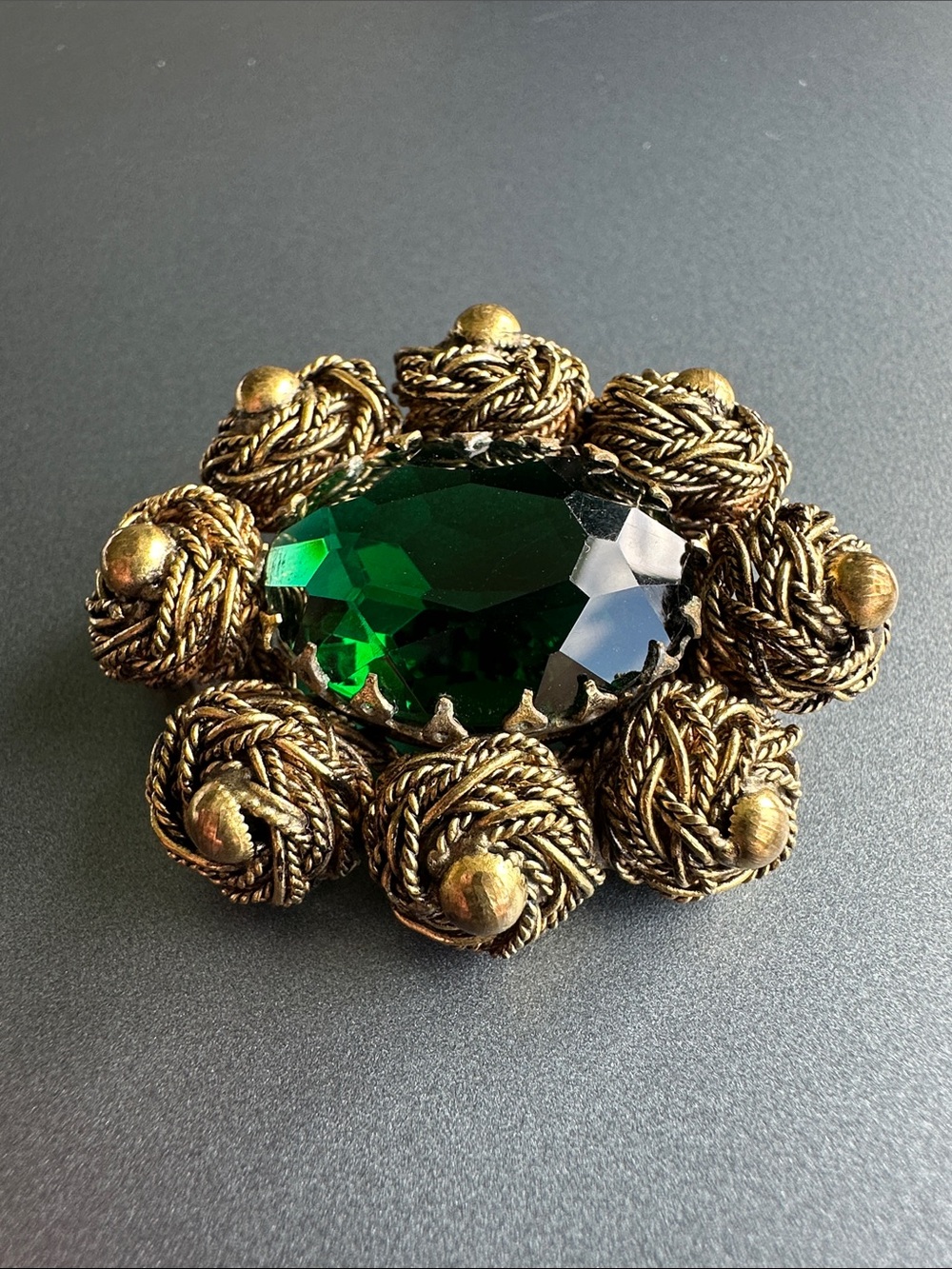 VTG 1950s Gold Tone Bronze Twisted Rope Brooch Large Emerald Glass Cabochon